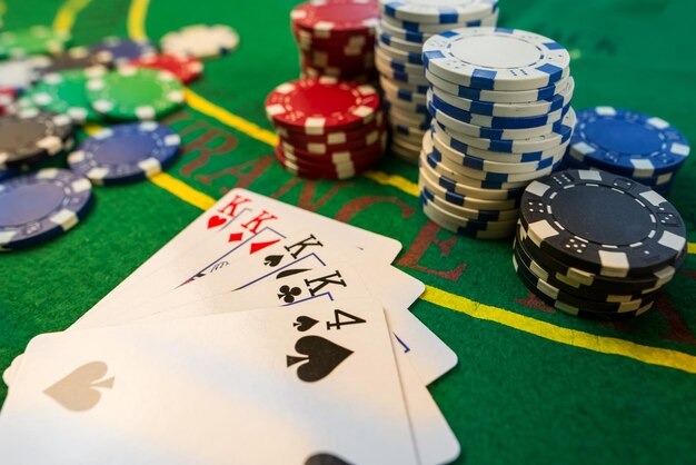 Sweet Bonanza cluster pay mechanic with grouped winning symbols